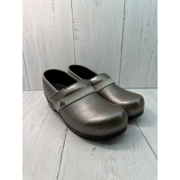 Sanita Koi Kora Embossed Leather Pewter Clogs EU 41 US 10 NEW Work Nurse Comfort - Picture 1 of 8